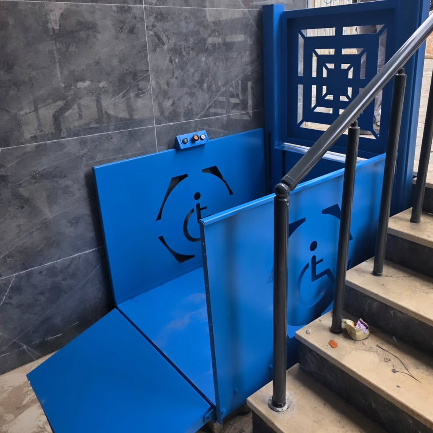 Engelli erişim platformu — apartman girişi